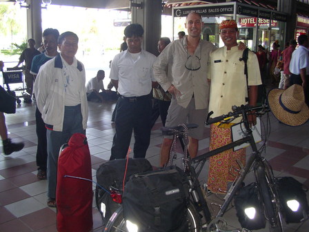 15.11.2006 - En compagnie de Mirta (et d'autres...), Ngurah Rai airport, Bali.