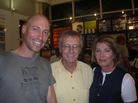 03.10.2006 - En compagnie de Maureen et Tony Wheeler. Je l'ai eue ma photo !
